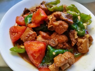 青椒西红柿焖排骨的做法