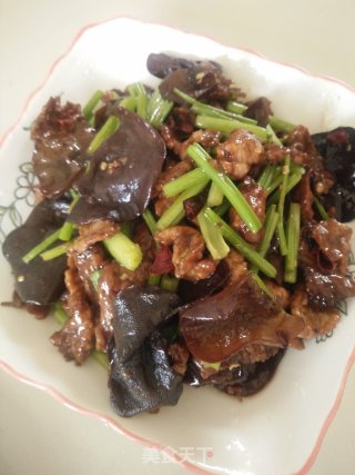 木耳芹菜炒肉的做法