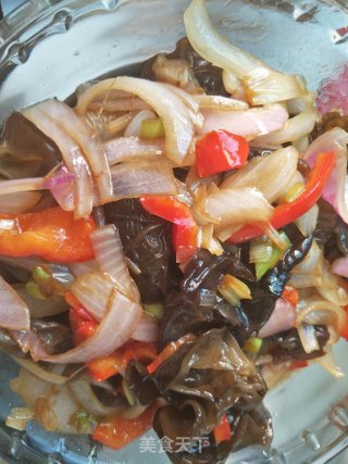 洋葱炒木耳的做法