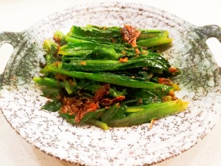 豆豉鲮鱼炒油麦菜（莴笋叶）的做法