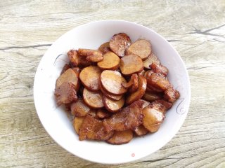 五花肉炒素鸡的做法