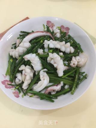 韭菜花炒鱿鱼的做法
