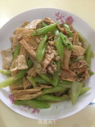 芹菜腐竹小炒的做法