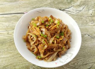 葱花鸡蛋炒河粉的做法