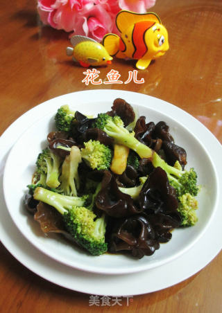 西兰花拌黑木耳的做法
