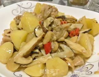 土豆松茸炒鸡腿肉的做法