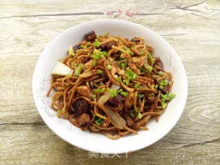 白菜香菇炒热干面的做法
