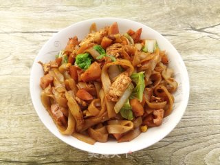 白菜热狗炒河粉的做法