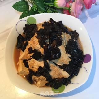木耳焖豆腐的做法