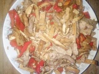 红辣椒豆干炒肉的做法