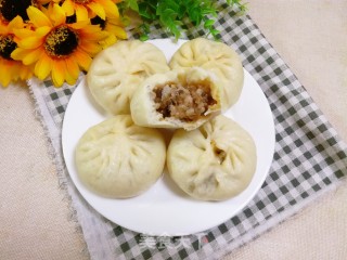 猪肉茄丁包子的做法