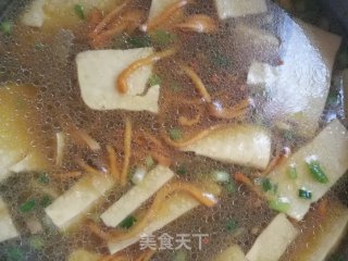 虫草花猪肝豆腐汤的做法