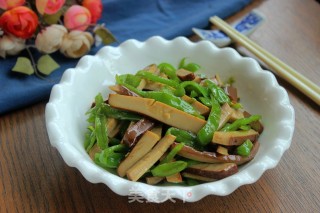 青椒炒鸡蛋干的做法