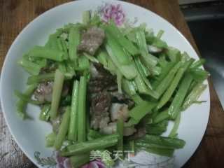 肉片炒芹菜的做法