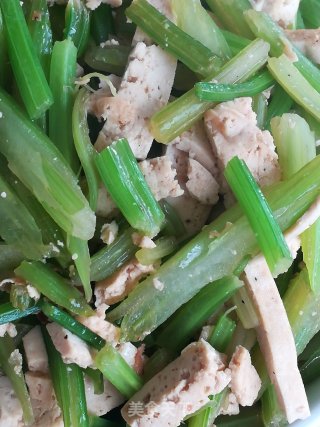 芹菜炒豆腐的做法