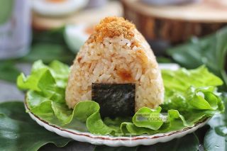 红茶肉松饭团的做法