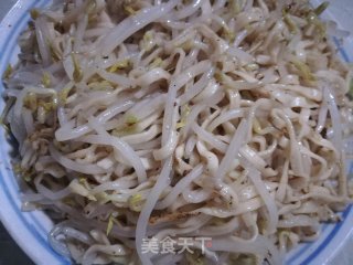 绿豆芽炒面的做法