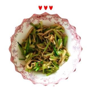 杏鲍菇炒芹菜的做法