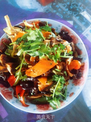 牛肉爆炒三色手撕香菇的做法