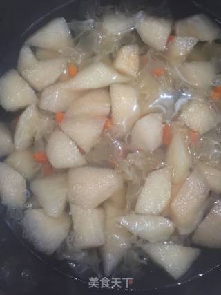 银耳煲梨水的做法