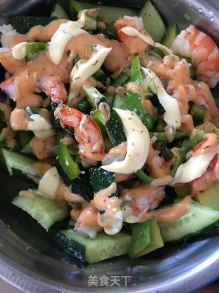 鲜虾牛油果时蔬沙拉