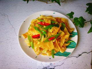 尖椒炒豆腐皮的做法