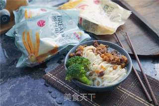 肉酱藕丁拌面的做法
