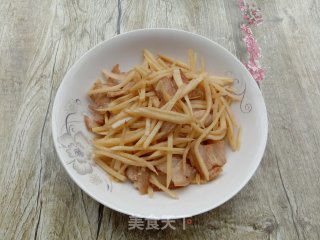 五花肉炒茭白的做法