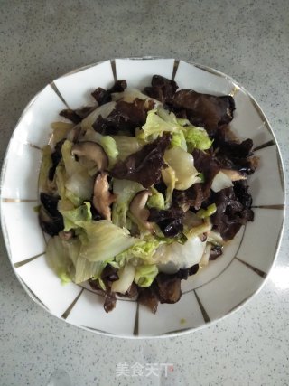 白菜木耳炒香菇的做法