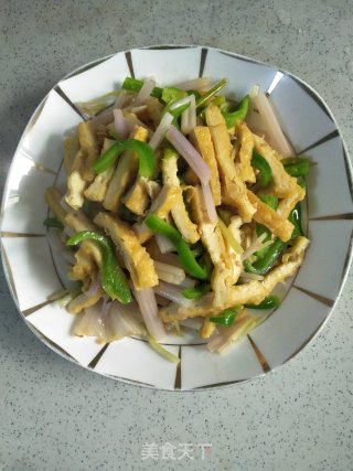 油豆腐炒芹菜的做法