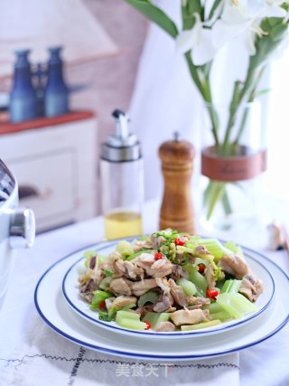 西芹炒鸡肉的做法