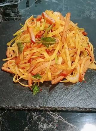 红肠拌干丝的做法