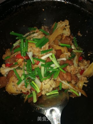 五花肉炒花菜的做法