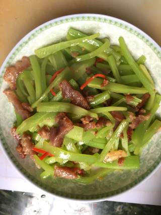 莴苣炒腊肠的做法