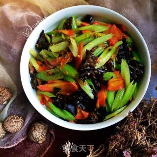 芹菜萝卜炒木耳的做法