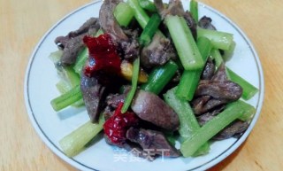 鸡心炒芹菜的做法