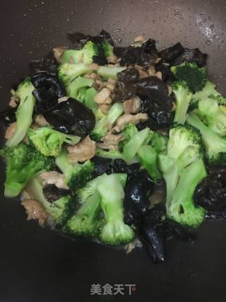 西兰花云耳炒肉的做法