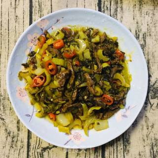 酸菜炒牛肉的做法