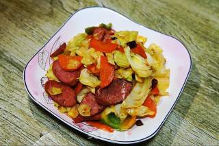 黑椒牛肉香肠爆炒甘蓝菜的做法