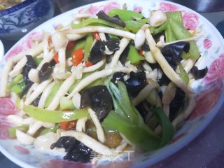 木耳青椒炒白玉菇的做法