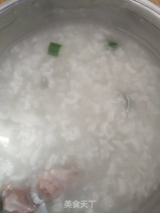 白萝卜板骨粥的做法