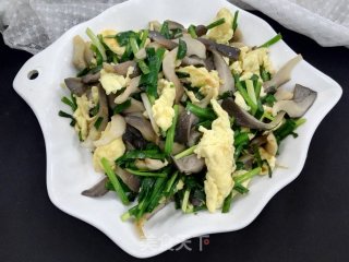 平菇炒鸡蛋韭菜的做法