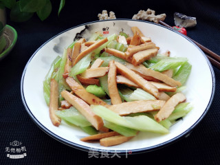 香干炒芹菜的做法