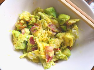 培根牛油果滑蛋的做法