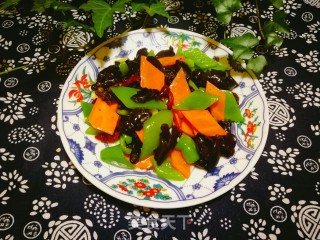 胡萝卜炒木耳的做法