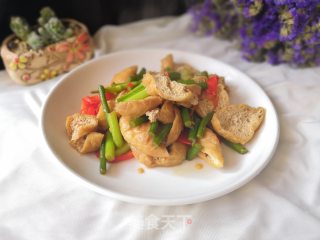 油豆腐炒蒜苔的做法