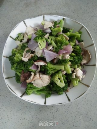 西兰花炒香菇的做法