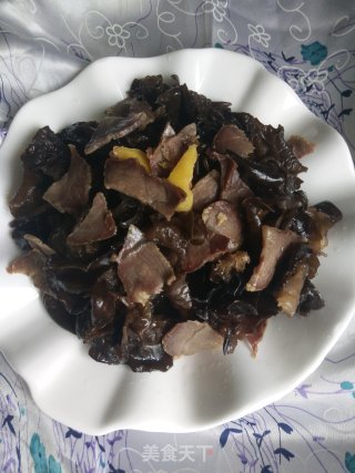 爆腌肉炒木耳的做法