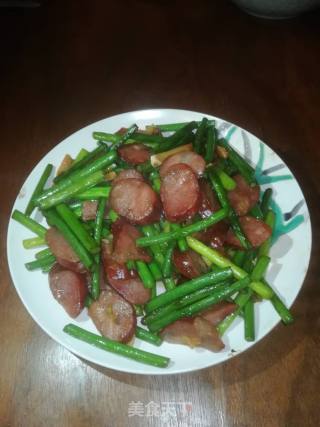 蒜苔炒腊肠的做法