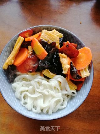 腊肠炒腐竹木耳盖面的做法